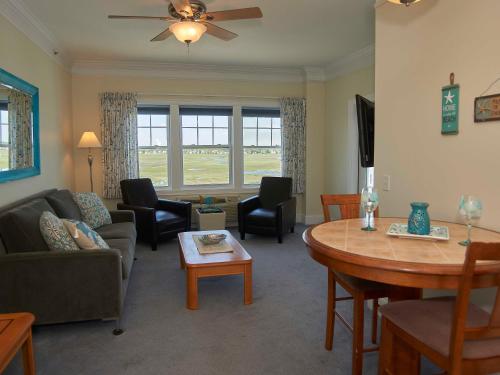汉普顿大西洋微风套房酒店的客厅配有沙发和桌子