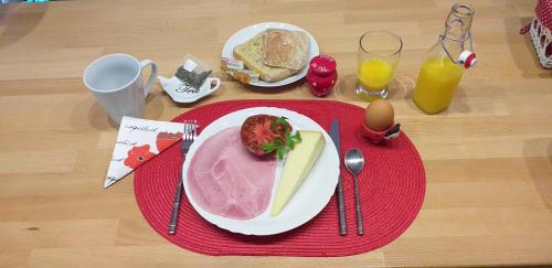 萨尔拉拉卡内达Les Chambres du "Coup de Coeur de Sarlat"的一张桌子,上面放着一盘食物,上面放着三明治和鸡蛋