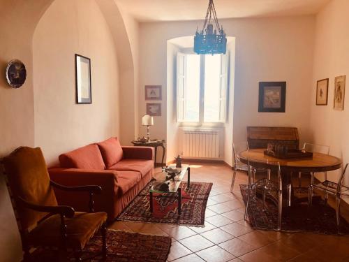 托迪La Casa Di Matilde-Centre of Todi的客厅配有沙发和桌子