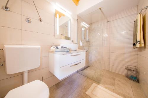 科米扎Seahouse Komiža的白色的浴室设有卫生间和水槽。