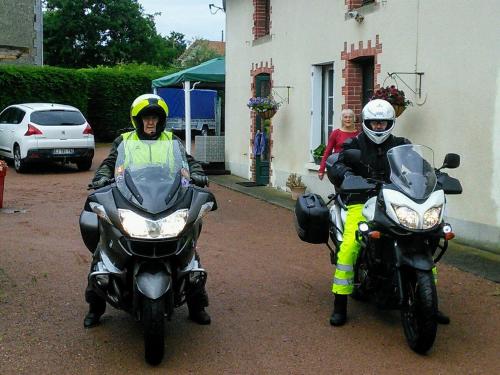 Moutiers-sous-ArgentonNo 5的两个人在街上骑摩托车