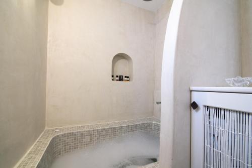 Santorini Crystal Blue Boutique Hotel的一间浴室