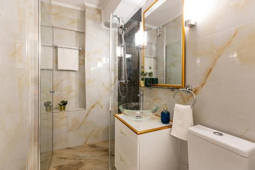 布加勒斯特Emerald Oasis的带淋浴、卫生间和盥洗盆的浴室