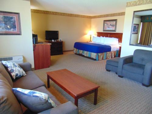 麦库克Horse Creek Inn的酒店客房设有床和客厅。
