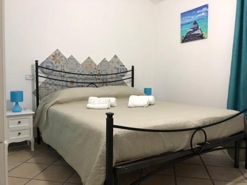 Decimomannub&b le terre cotte的一间卧室配有一张带两个枕头的床