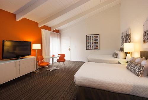 洛杉矶威尼斯海滩旅馆的酒店客房设有两张床和一台平面电视。