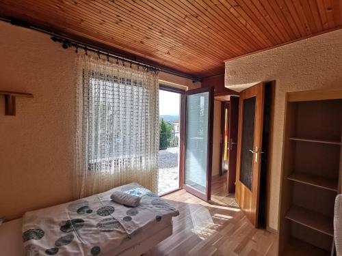 克拉列维察Guest House Dijana的一间卧室设有一张床和一个大窗户