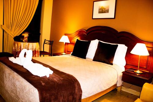 利马Solis Dies Hotel的一间酒店客房,配有一张带毛巾的床