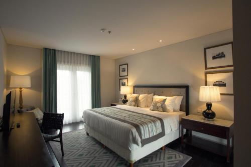 玛琅萨里玛尔精品酒店的一间设有大床和窗户的酒店客房