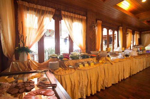 蔻立木达拉海滩别墅Spa度假酒店的一张长长的自助餐桌,上面有食物