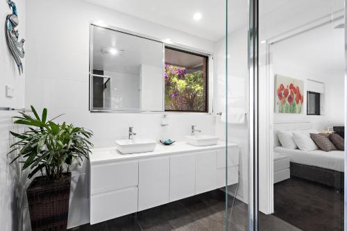 萨维特尔Bonville on Bonville的白色的浴室设有两个盥洗盆和镜子