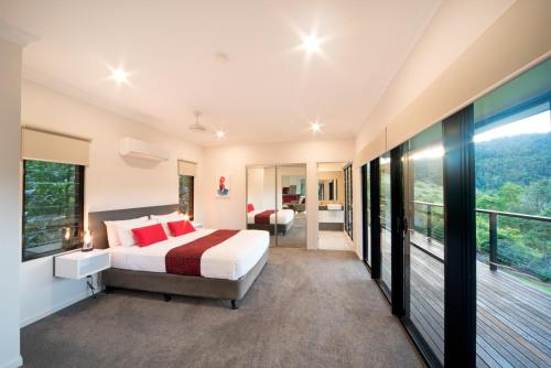 Palm Grove幽静雨林度假酒店的一间卧室设有一张床和一个阳台