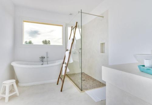 塞萨利内斯Finca El Idilio的白色的浴室设有浴缸和玻璃淋浴间。