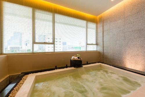 曼谷茉莉花豪华公寓的窗户客房内的大浴缸