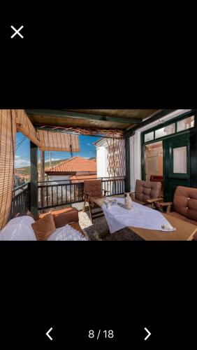 卡尔利拉基Villa Barchelona的客厅设有阳台的照片