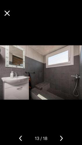 卡尔利拉基Villa Barchelona的一间带水槽和卫生间的浴室以及窗户。