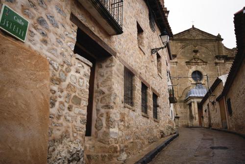 奥里韦拉德尔特雷梅达尔Apartamentos Los Tremedales的一条有街标的古老石头建筑中的小巷