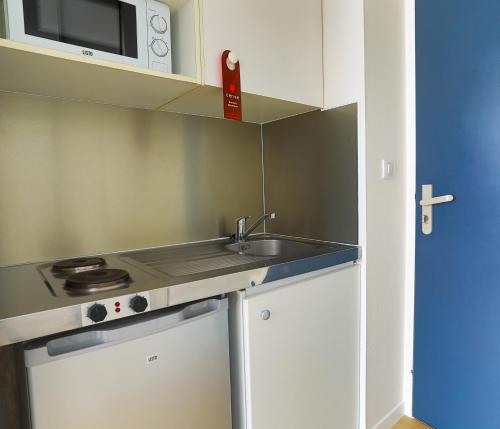 南特赛里斯南特酒店的一间带水槽和微波炉的小厨房