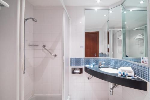 都灵托瑞诺米拉费欧瑞创意酒店的一间带水槽和淋浴的浴室