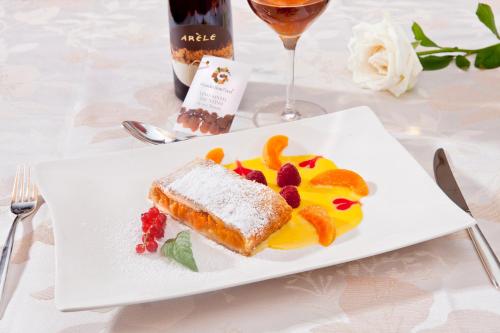 RevòViridis Hotel的一块带蛋糕和水果的白盘