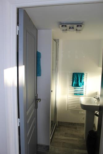 Hancgite les rouets的一间带水槽、卫生间和镜子的浴室