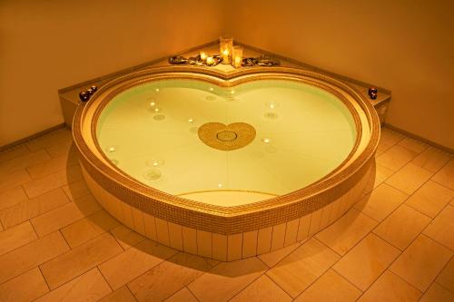 Freiamt卢迪姆勒酒店的中央大浴缸