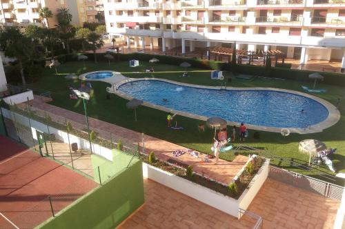 Alojamiento turístico en playa Torre del Mar内部或周边泳池景观