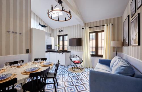 罗列特海岸"Breeze" Aparthotel by Parrot`s House的客厅配有桌子和沙发