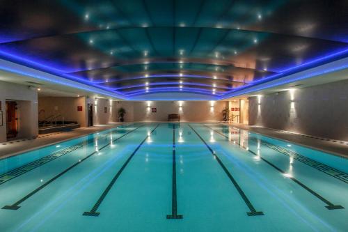 梅努斯格尔恩洛亚酒店的天花板上设有蓝色灯光的游泳池