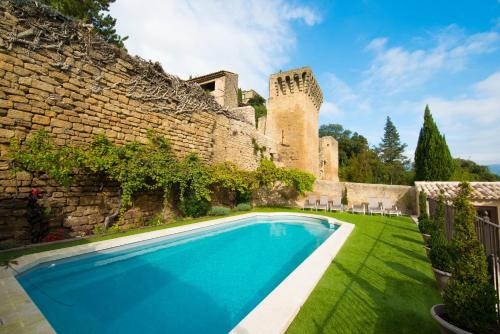 昂苏伊特雷耶里姆帕斯旅馆的一座城堡建筑前的游泳池