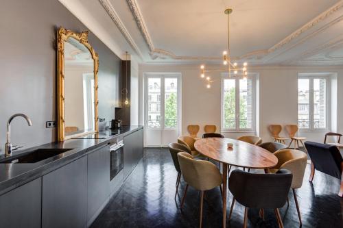 巴黎德鲁奥豪华公寓的厨房配有桌椅和镜子