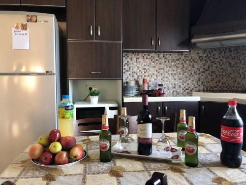 伯利恒Joseph apartment的厨房柜台,提供葡萄酒和一碗水果
