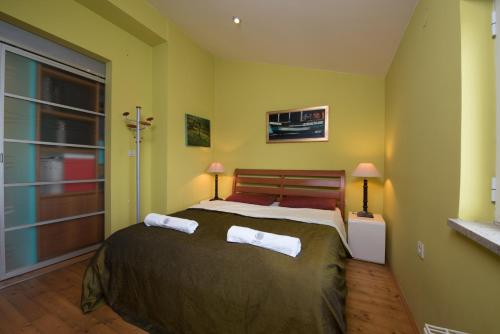 马图利Nirvana Apartment&room的一间卧室配有一张床,上面有两条毛巾