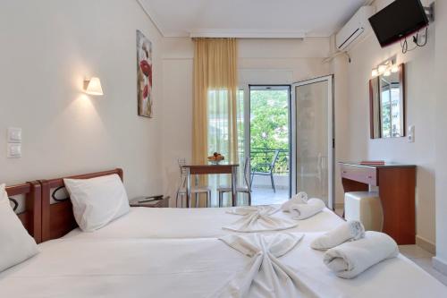 卢特拉艾季普苏Niovi Luxury Apartments的一间卧室配有带毛巾的床