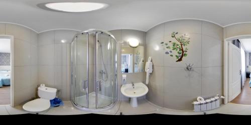 简基Gościniec Margo的带淋浴、卫生间和盥洗盆的浴室