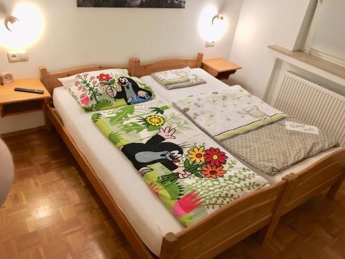 巴特诺因阿尔-阿尔韦勒Ferienhaus Adele的一间卧室,床上放着鲜花