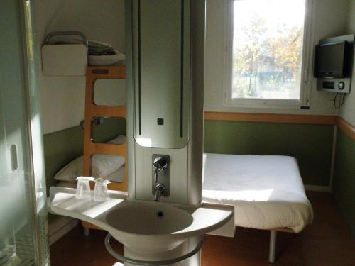 蒙托邦蒙托邦宜必思快捷酒店的一间带水槽、床和镜子的浴室
