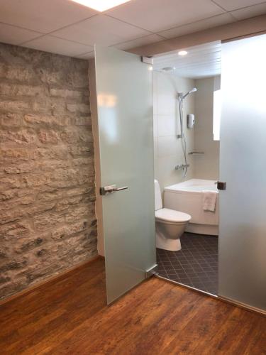 塔林塔林城市酒店（独特酒店）的一间带卫生间和水槽的浴室