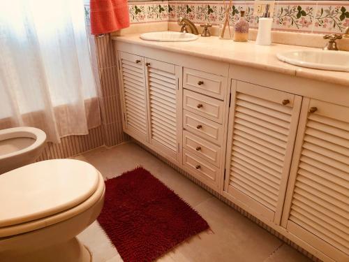 坎宁Lo del Colo的浴室设有白色卫生间、盥洗盆和卫生间。