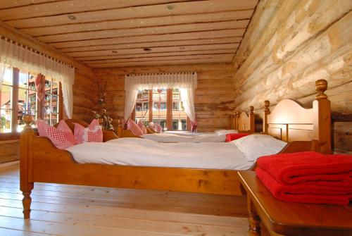 Freiamt卢迪姆勒酒店的小木屋内一间卧室,配有一张大床
