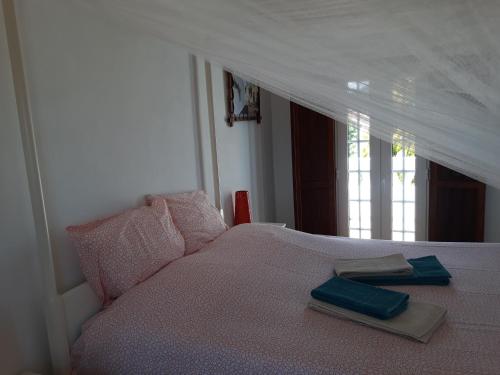 圣路易斯Refugio de São Luis的一间卧室配有一张床,上面有两条毛巾