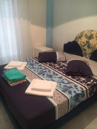 艾斯普罗瓦塔Charoula Apartments, Asprovalta的一间卧室配有两张带毛巾的床