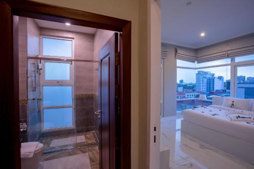 金边SSB Residence的带淋浴的浴室、床和窗户