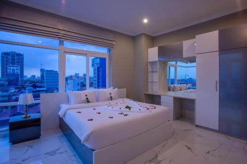 金边SSB Residence的卧室设有一张白色大床和一扇窗户。
