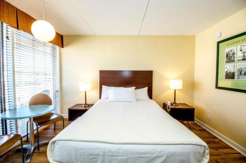怀尔德伍德蓝色棕榈汽车旅馆的酒店客房设有一张大床和一张桌子。