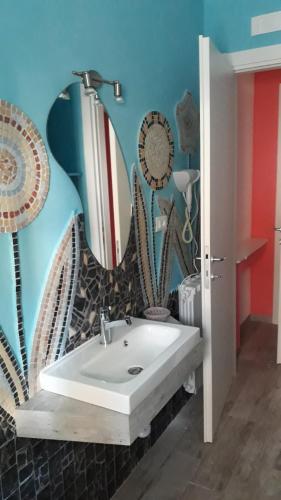 丰迪La rezztella的浴室设有水槽和墙上的镜子