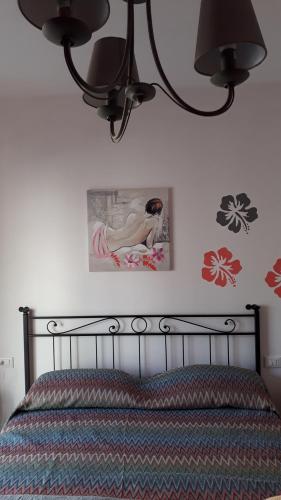 丰迪La rezztella的卧室配有一张床,墙上挂着一幅画