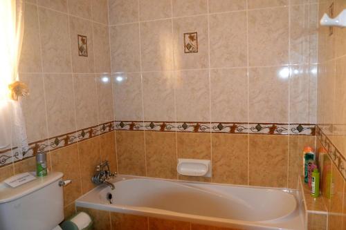 马尔萨斯卡拉Silia's Maisonette的带浴缸和卫生间的浴室。