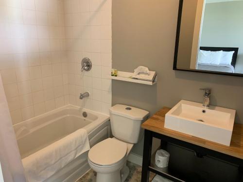 卡拉凯特科利博瑞汽车旅馆和露营的浴室配有卫生间、浴缸和水槽。