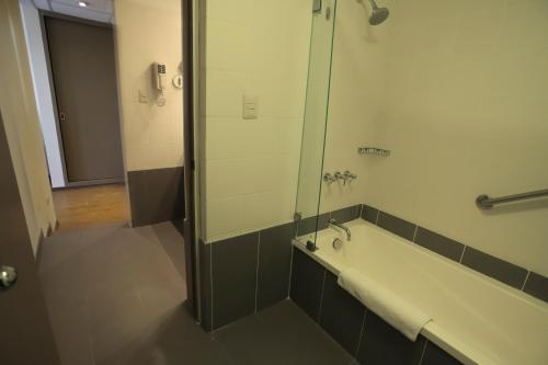 齐克拉约齐克拉约卡萨安迪娜精选酒店的设有带浴缸和淋浴的浴室。